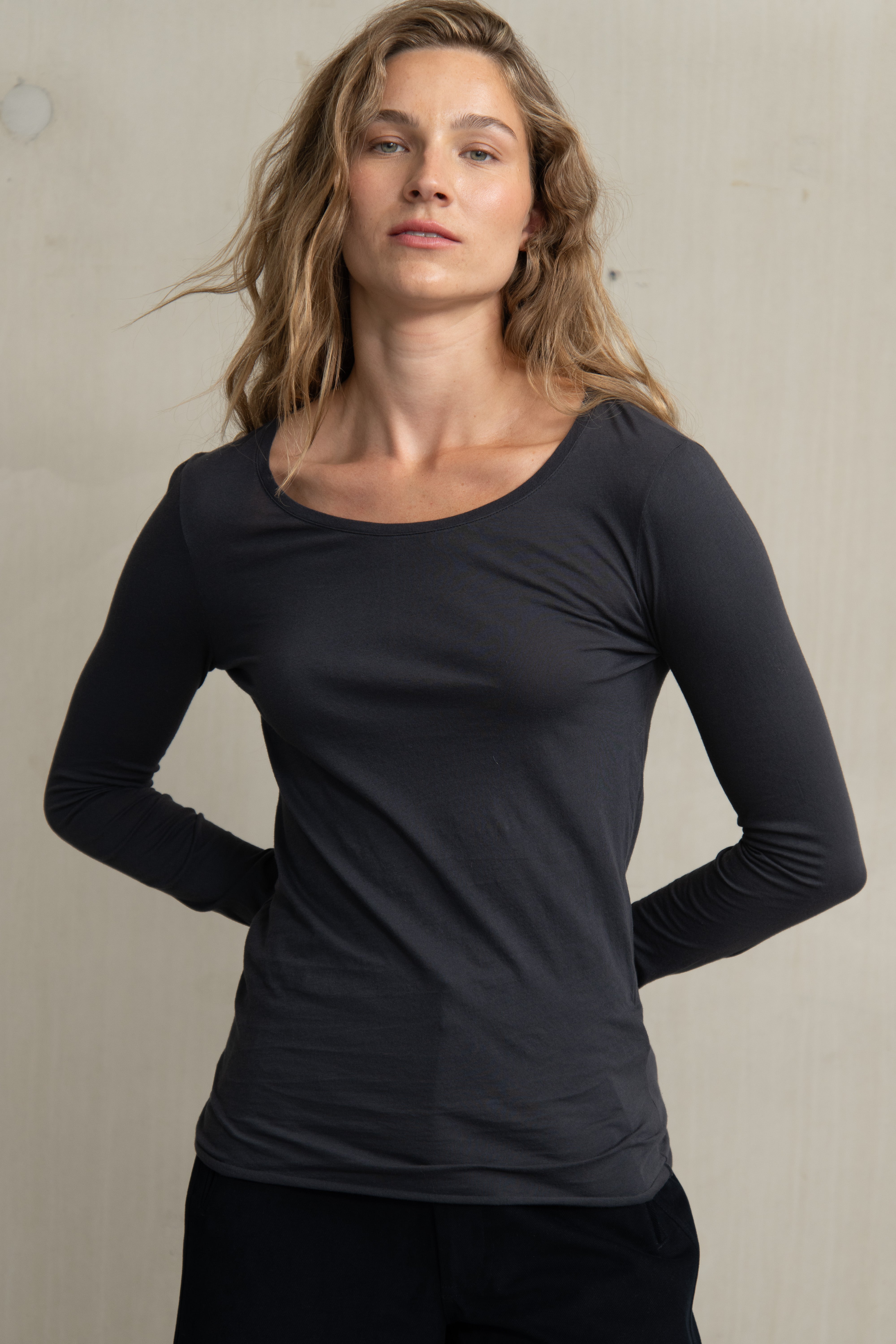 HANYA TEE GRAPHITE