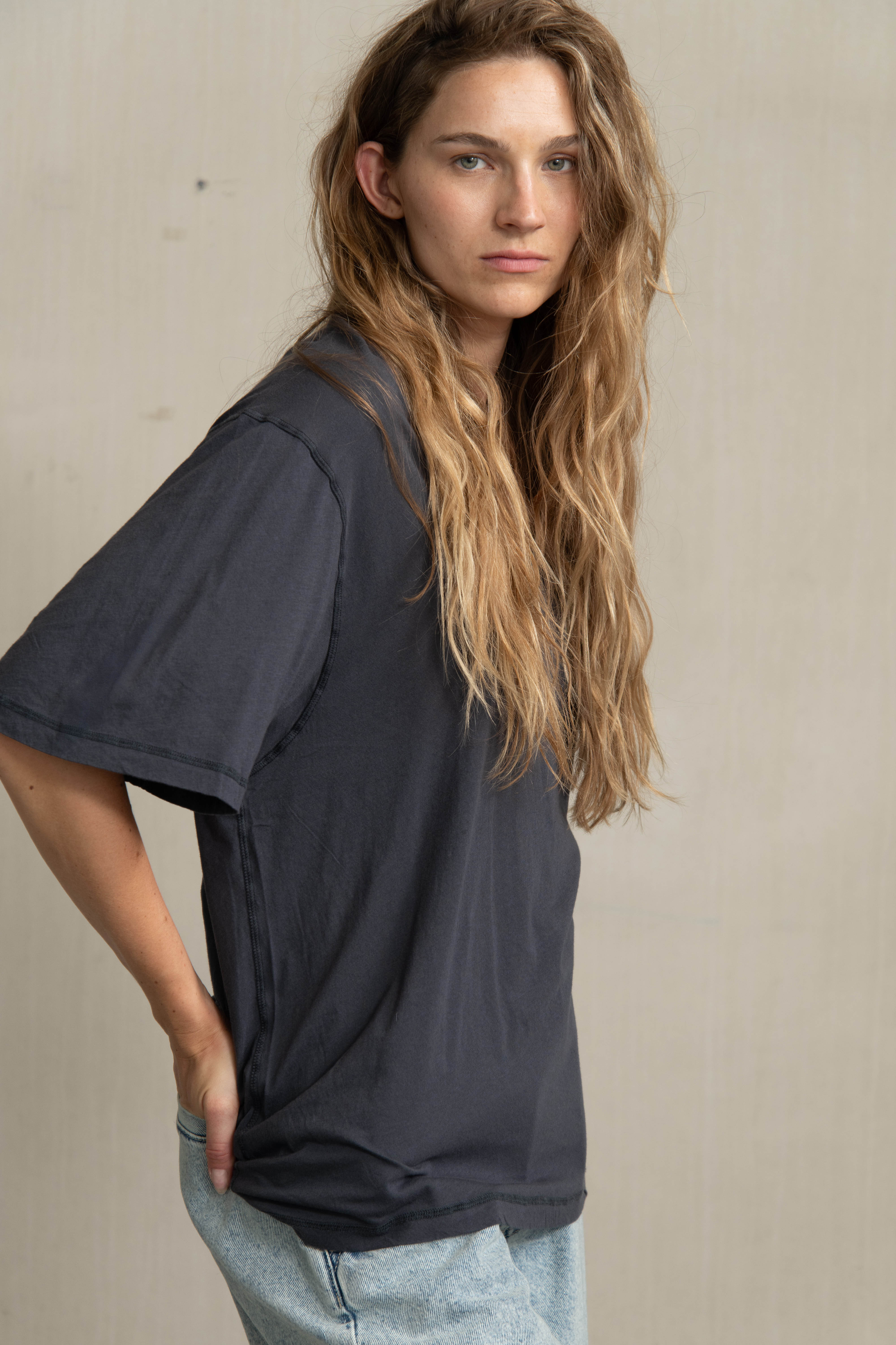 BEAU TEE GRAPHITE